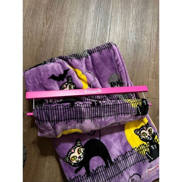 NWT BETSEYVILLE BETSEY JOHNSON Halloween Throw Blanket Black Cat Purple w/Hanger - Picture 5 of 9